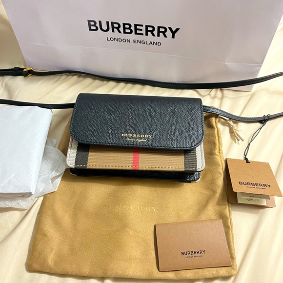 Burberry purse nwt, made in Italy! Come with dust bag and paper bag! No box - Picture 1 of 6